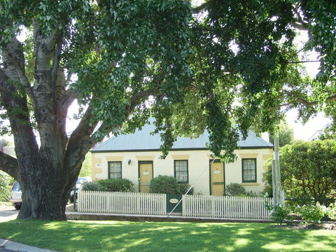 BRIDGE COTTAGES Sargeants & Armoury Cottages 1823 - HISTORY & CHARM - Sunshine Coast Tourism 0