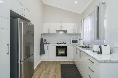 Bright And Spacious 2-Bed Thornlie Family Home - Holiday Sunshine Coast 2
