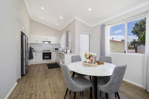 Bright And Spacious 2-Bed Thornlie Family Home - Holiday Sunshine Coast 3