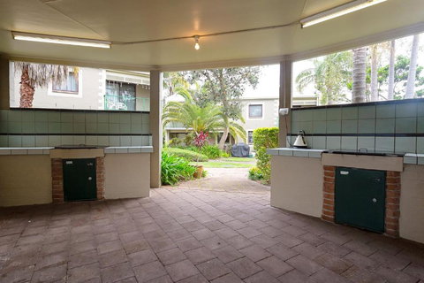 Carindale, 2 19-23 Dowling Street - First Floor Unit With Air Con, Complex Pool And Tennis Court - Sunshine Coast Tourism 3