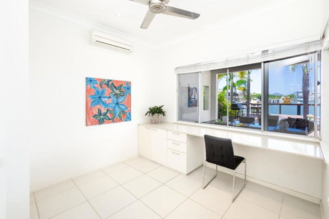 Cairns Beaches Home, Marina View, Sleeps 12 - Sunshine Coast Tourism 3