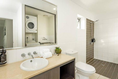 Cairns City & Ocean View, 1 BR Sleeps 4 Spacious Apt - Sunshine Coast Tourism 2