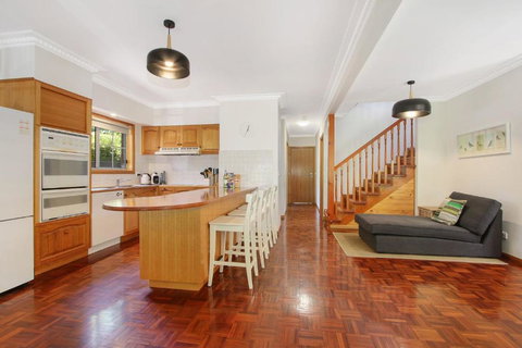 Canyon Walk House And Unit - Five Minute Walk To Town And On The River - Holiday Sunshine Coast 4