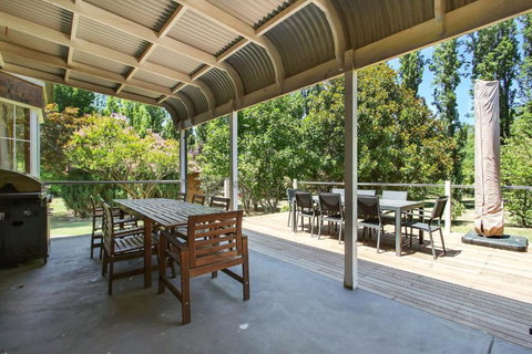 Canyon Walk House And Unit - Five Minute Walk To Town And On The River - Holiday Sunshine Coast 2