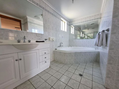 Cardiff Motor Inn - Sunshine Coast Tourism 2
