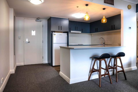 Central 1-Bed With Parking, Pool, Sauna & Gym - Sunshine Coast Tourism 1