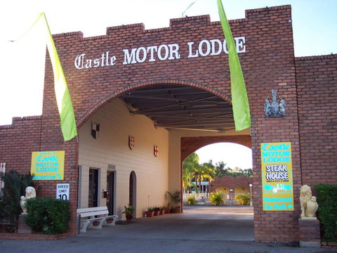 Castle Motor Lodge - Sunshine Coast Tourism 3