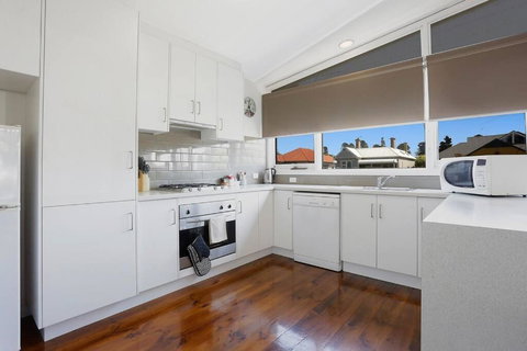 CBD Townhouse - Sunshine Coast Tourism 2