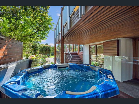 Cedar Views McCrae With Spa - Sunshine Coast Tourism 2