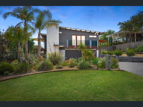 Cedar Views McCrae With Spa - Sunshine Coast Tourism 4