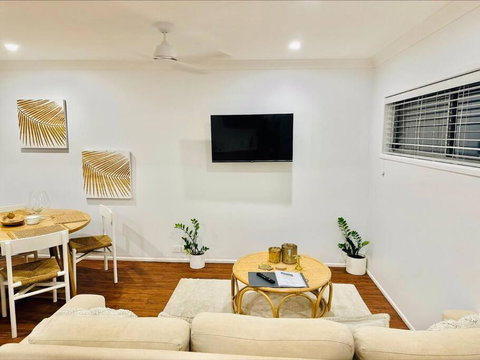 Central Unit. Minutes To Moffats, Shelly , Bulcock - Sunshine Coast Tourism 2