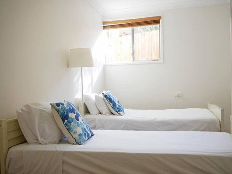 Central Unit. Minutes To Moffats, Shelly , Bulcock - Sunshine Coast Tourism 3