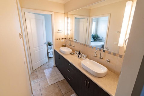 Charm Lodge - Sunshine Coast Tourism 4