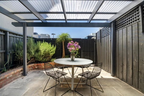 Charming 2-Bed Home With Outdoor Space In Cremorne - Sunshine Coast Tourism 3