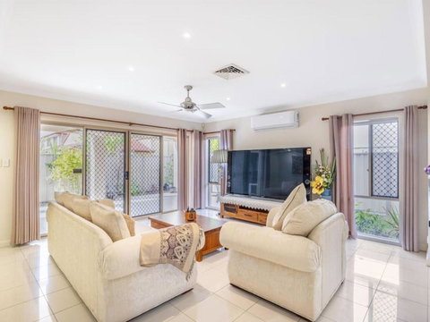 Charming 4BR House And Cozy Garden - Sunshine Coast Tourism 3