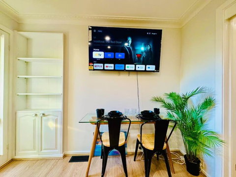 Charming Granny Flat Conveniently Located Near Knox Shopping Center - Sunshine Coast Tourism 3