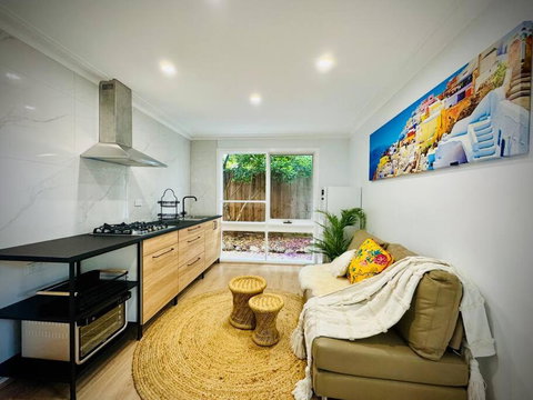 Charming Granny Flat Conveniently Located Near Knox Shopping Center - Sunshine Coast Tourism 2