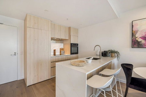 Chic 1-Bed With Parking, Gym, Pool & City Views - Sunshine Coast Tourism 1