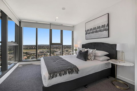 Chic 1-Bed With Parking, Gym, Pool & City Views - Sunshine Coast Tourism 2