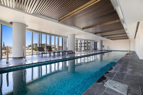 Chic 1-Bed With Parking, Gym, Pool & City Views - Sunshine Coast Tourism 3