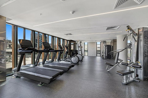 Chic 1-Bed With Parking, Gym, Pool & City Views - Sunshine Coast Tourism 4