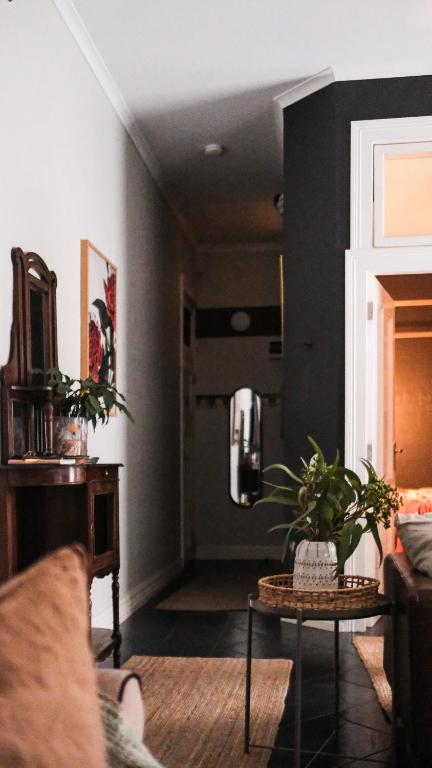 Charming Vintage Flat Near Newtown. 11am Checkout. - Sunshine Coast Tourism 2