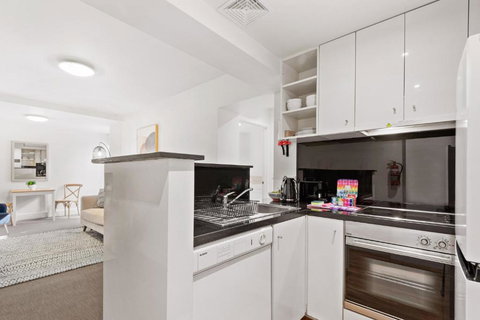 Chic 1-Bed Apartment Steps From Shopping Street - Sunshine Coast Tourism 2