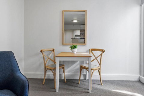 Chic 1-Bed Apartment Steps From Shopping Street - Sunshine Coast Tourism 4