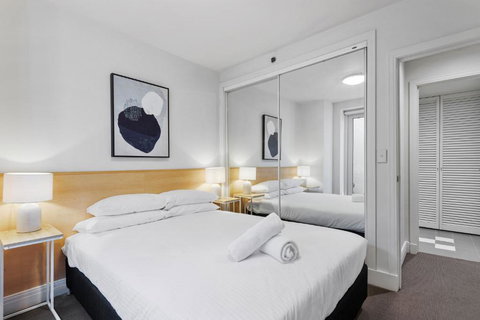 Chic 1-Bed Apartment Steps From Shopping Street - Sunshine Coast Tourism 1