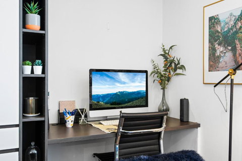 Chic 1-Bed With Balcony Views And Amenities - Sunshine Coast Tourism 2