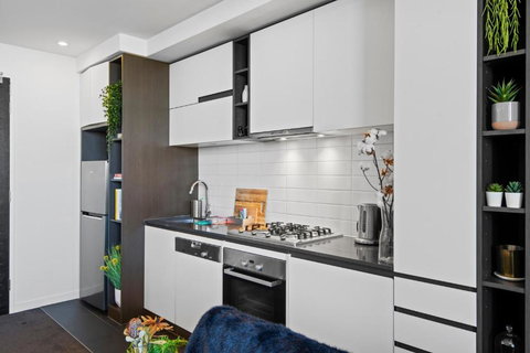 Chic 1-Bed With Balcony Views And Amenities - Sunshine Coast Tourism 3