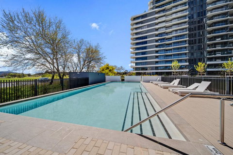 Chic 1-Bed With Sophisticated Decor Gym & Pool - Sunshine Coast Tourism 3