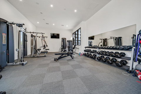 Chic 1-Bed With Sophisticated Decor Gym & Pool - Sunshine Coast Tourism 4