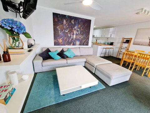 Chic 2 Bed Apartment On Scarborough Beach - Sunshine Coast Tourism 0