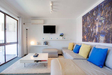 Chic 2 Bed Apartment On Scarborough Beach - Sunshine Coast Tourism 1
