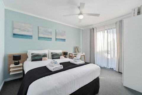Chic 2 Bed Apartment On Scarborough Beach - Sunshine Coast Tourism 3