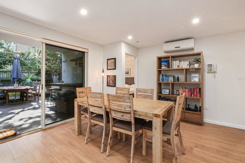 Chic 2-Bed Dee Why Haven With Backyard & BBQ - Sunshine Coast Tourism 2