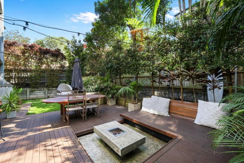 Chic 2-Bed Dee Why Haven With Backyard & BBQ - Sunshine Coast Tourism 4