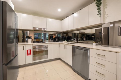 Chic 2-Bed Dee Why Haven With Backyard & BBQ - Sunshine Coast Tourism 3