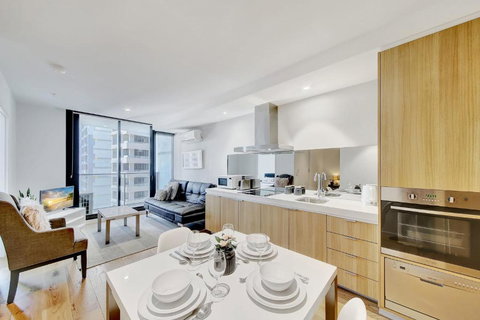 Chic 2BR Apt Next To Southern Cross City Views - Sunshine Coast Tourism 3