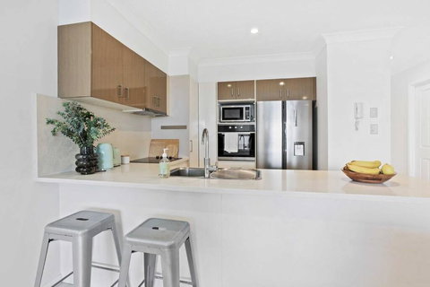 Chic Coastal Charm On Palm Beach - Sunshine Coast Tourism 3