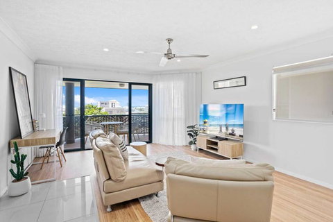 Chic Coastal Charm On Palm Beach - Sunshine Coast Tourism 4