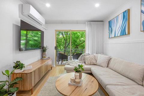 Chic East End Apartment - Sunshine Coast Tourism 0