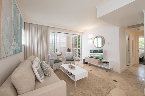 Chic Hastings Street Apartment - Sunshine Coast Tourism 3