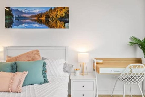 City Chic Living W Sunset Views 2BD1 Studio Apt - Sunshine Coast Tourism 0