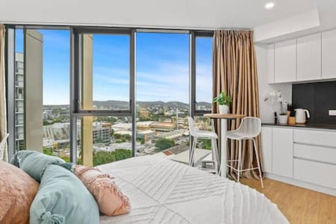 City Chic Living W Sunset Views 2BD1 Studio Apt - Sunshine Coast Tourism 1