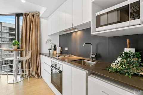 City Chic Living W Sunset Views 2BD1 Studio Apt - Sunshine Coast Tourism 3