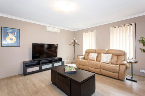 Civic Gardens Villa - Sunshine Coast Tourism 3