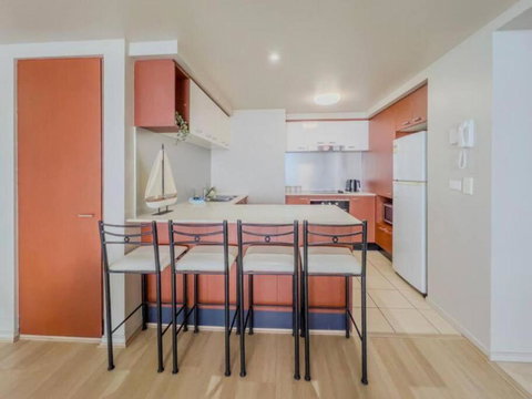 Cloud9 At Chevron Towers - Sunshine Coast Tourism 3