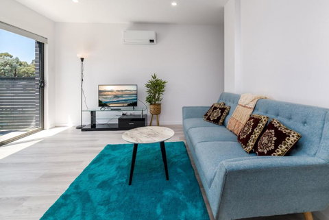 Chic 2-Bed Home With Backyard, BBQ & Parking - Sunshine Coast Tourism 0